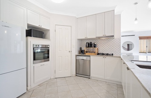 Wembley Casa | Air conditioned house near city and beach with secure garage