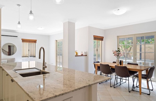 Wembley Casa | Air conditioned house near city and beach with secure garage