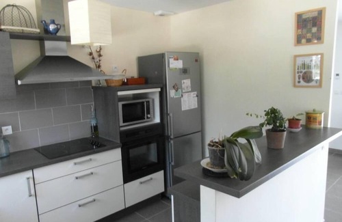 Euzet-les-Bains Casa | Casa provenzal con jardín, piscina y petanca.