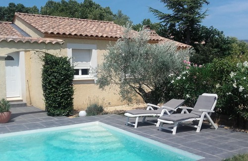 Euzet-les-Bains Casa | Casa provenzal con jardín, piscina y petanca.