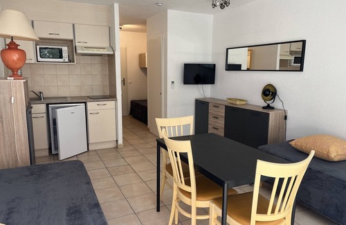 Saint-Raphael Apartamento | Estudio con aire acondicionado cerca de la playa y tiendas, balcón, aparcamiento, ropa y wifi