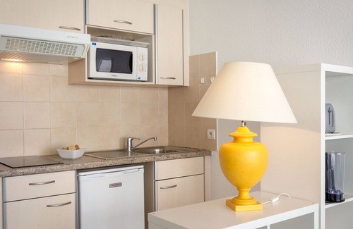 Saint-Raphael Apartamento | Estudio con aire acondicionado cerca de la playa y tiendas, balcón, aparcamiento, ropa y wifi