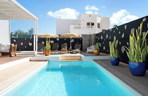 Costa Teguise Villa | Villa con lujosa zona de piscina, terraza cerca del campo de golf y aire acondicionado