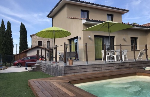 Saussines Villa | Villa con aire acondicionado, terraza, piscina, spa, jardín paisajístico, aparcamiento privado, tranquilo