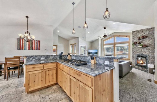 Mountain View Estates Cabina | Air Conditioning, Private Hot Tub, Pet Friendly, Near Lake, Bunks, Extra Kids Allowed