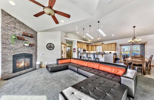 Mountain View Estates Cabina | Air Conditioning, Private Hot Tub, Pet Friendly, Near Lake, Bunks, Extra Kids Allowed