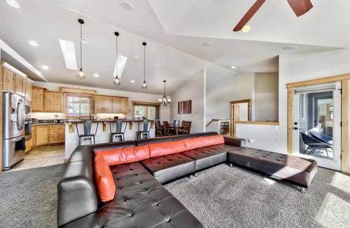 Mountain View Estates Cabina | Air Conditioning, Private Hot Tub, Pet Friendly, Near Lake, Bunks, Extra Kids Allowed