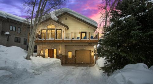 Steamboat Springs Casa | Air Conditioning & Heated Garage, Walking Distance to Steamboat Resort, Single Family Home