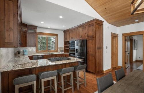 Steamboat Springs Casa | Air Conditioning & Heated Garage, Walking Distance to Steamboat Resort, Single Family Home