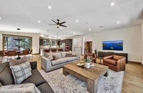 Kingswood Estates Cabina | Air Conditioning, Designer Mountain Home, Hot Tub, Bunk Beds, EV Charger