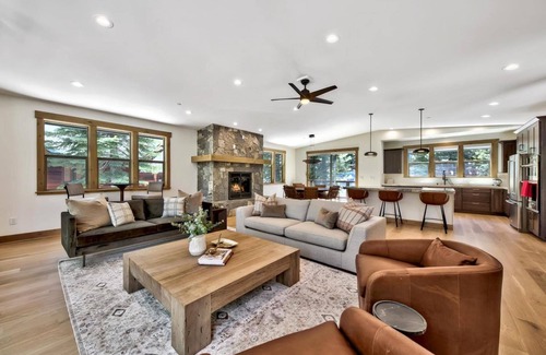Kingswood Estates Cabina | Air Conditioning, Designer Mountain Home, Hot Tub, Bunk Beds, EV Charger
