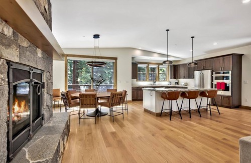 Kingswood Estates Cabina | Air Conditioning, Designer Mountain Home, Hot Tub, Bunk Beds, EV Charger