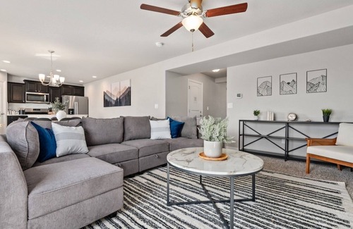 Colorado Springs Casa | Air Force Game Room - Families - Pikes Peak Views