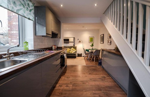 Offerton Apartamento | Air Host and Stay - Apartment 5 Broadhurst Court sleeps 6 minutes from town centre