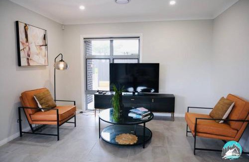 Denham Court Casa | Aircabin - Denham Court - Modern - 4 Beds House