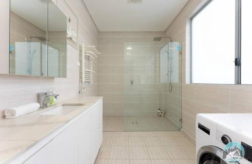 Fairfield Casa | Aircabin - Fairfield - Modern - 6 Bedrooms House