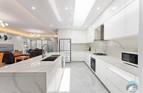 Fairfield Casa | Aircabin - Fairfield - Modern - 6 Bedrooms House