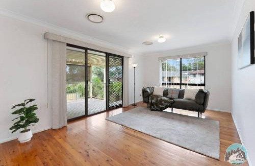 Marayong Casa | Aircabin - Marayong - Convenient - 3 Beds House