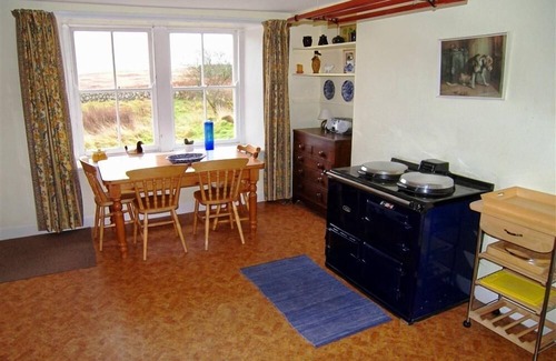 Castle Douglas Cabaña | Airie Farmhouse - a house that sleeps 7 guests in 3 bedrooms