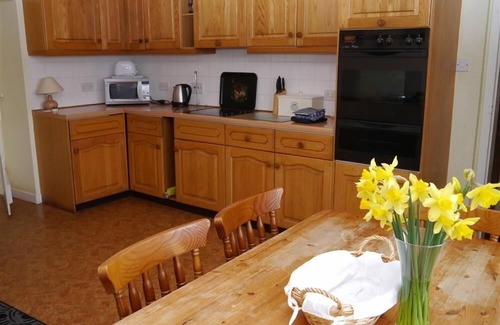 Castle Douglas Cabaña | Airie Farmhouse - a house that sleeps 7 guests in 3 bedrooms