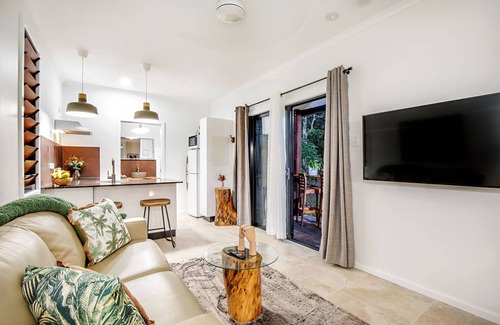 Woodwark Cabina | Airlie Beach Eco Cabins - Adults only