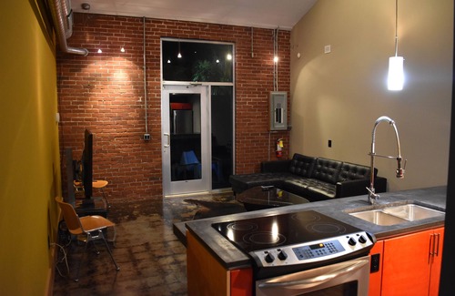Rosewood Casa | ¡Hangar de avión convertido en lofts! ¡Presentado dos veces en HGTV Walk to USC Stadium!