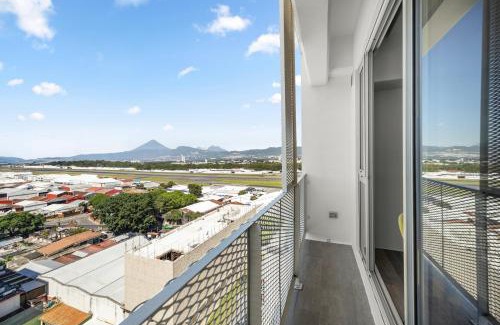 Zona 13 Apartamento | Airport and Volcano Views from 11th Floor Apartment