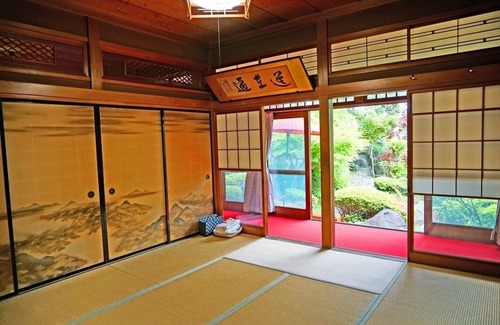 Aoba Casa | Hay un servicio de transporte al aeropuerto, jardín japonés y una antigua casa privada de alquiler en Taman