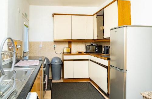 Newbridge Casa | Airport Home, Free Parking, Sleeps 6, Near City