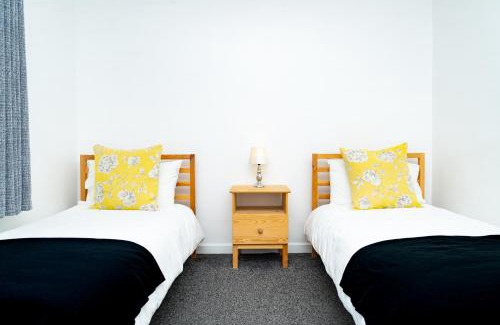Newbridge Casa | Airport Home, Free Parking, Sleeps 6, Near City