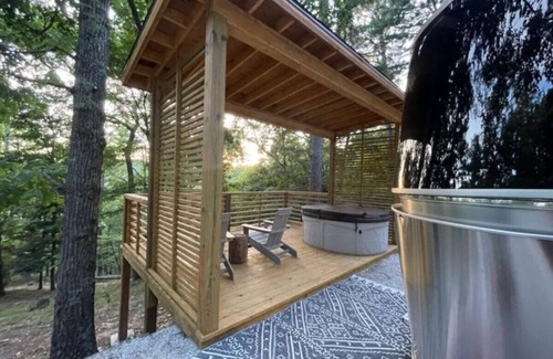 Eureka Springs Alquiler De RV | Airstream with Hot Tub and Sunset Deck at Loblolly P