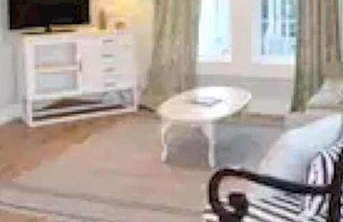 Old Village Cabaña | Airy and Bright Old Village Apartment in the heart of Mount Pleasant