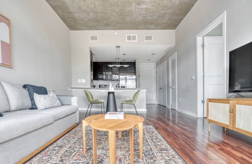 Barton Heights Apartamento | Airy Barton Springs 1BR w/ W/D, Gym & Pool, nr Town Lake, by Blueground