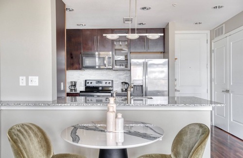 Barton Heights Apartamento | Airy Barton Springs 1BR w/ W/D, Gym & Pool, nr Town Lake, by Blueground