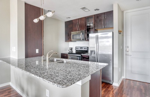 Barton Heights Apartamento | Airy Barton Springs 1BR w/ W/D, Gym & Pool, nr Town Lake, by Blueground