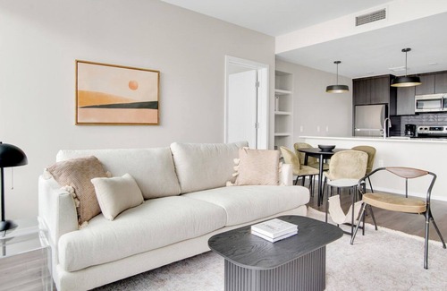 Congress Park Apartamento | Airy Congress Park 2BR w/ Gym & Pool, near shops & dining, by Blueground