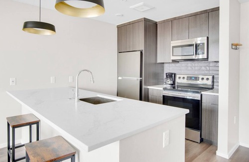 Congress Park Apartamento | Airy Congress Park 2BR w/ Gym & Pool, near shops & dining, by Blueground