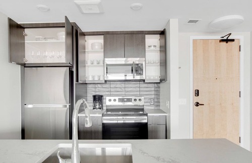 Congress Park Apartamento | Airy Congress Park 2BR w/ Gym & Pool, near shops & dining, by Blueground