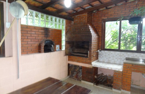 Ibiuna Cabaña | Casa de campo espaciosa, acogedora y adosada con piscina, campo y voleibol