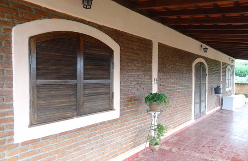 Ibiuna Cabaña | Casa de campo espaciosa, acogedora y adosada con piscina, campo y voleibol