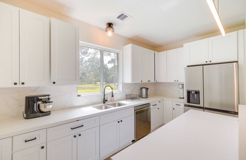 Hull Casa | Airy Dayton Vacation Home w/ Deck + Private Yard!