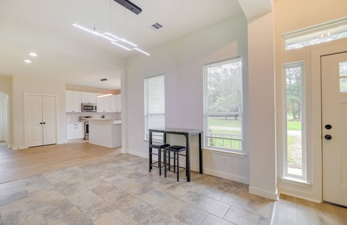 Hull Casa | Airy Dayton Vacation Home w/ Deck + Private Yard!