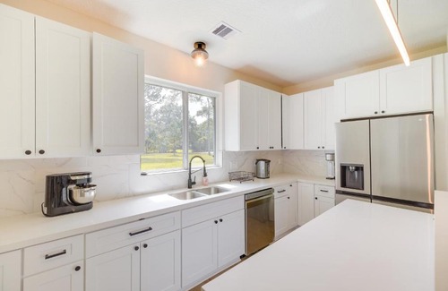 Hull Casa | Airy Dayton Vacation Home with Deck and Private Yard!