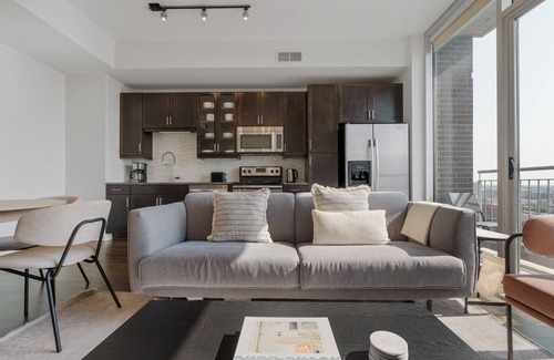 Waller Creek District Apartamento | Airy Downtown Austin 1BR w/ Gym, Pool & W/D, nr Rainey St, by Blueground