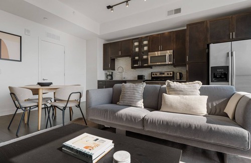Waller Creek District Apartamento | Airy Downtown Austin 1BR w/ Gym, Pool & W/D, nr Rainey St, by Blueground