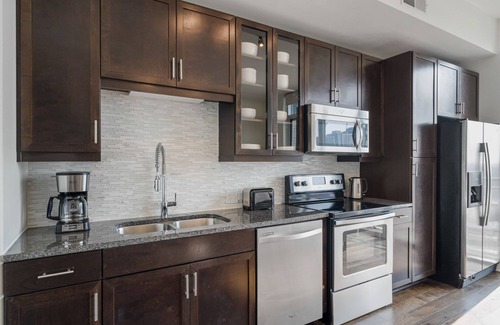 Waller Creek District Apartamento | Airy Downtown Austin 1BR w/ Gym, Pool & W/D, nr Rainey St, by Blueground