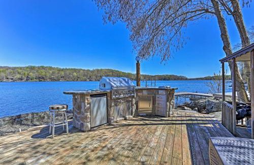 Lake Ariel Casa | Airy Lake Ariel Home with Private Dock and Kayaks!