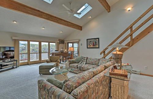 Lake Ariel Casa | Airy Lake Ariel Home with Private Dock and Kayaks!