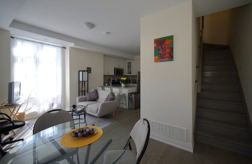 Lawrence Heights Casa | Airy Modern Townhouse in Toronto