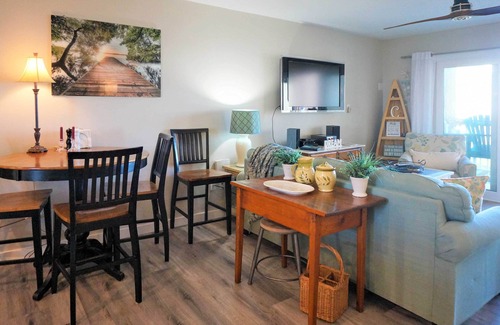 Sneads Ferry Condominio | ¡NUEVO! NORTE. Topsail Beach Condo w / Vistas + Acceso a la piscina!